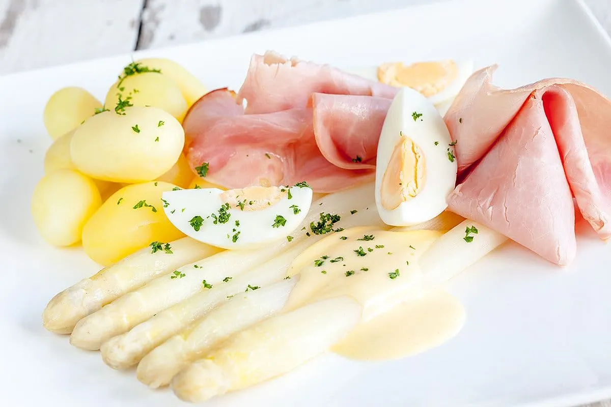 Witte asperges met Hollandaisesaus - heerlijk met krieltjes en ham