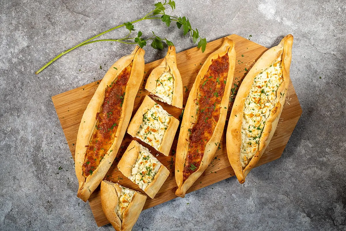 Turkse pide met kaas - Peynirli pide