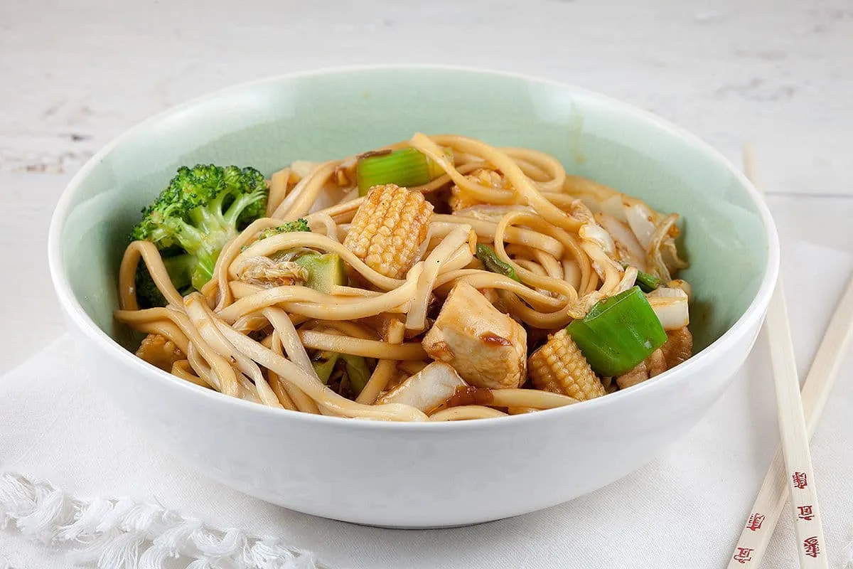Noedels, kip en baby maïs uit de wok