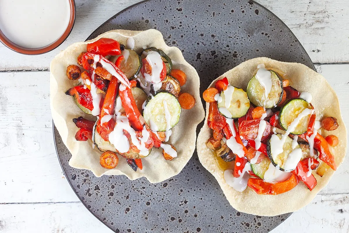 Papadums met geroosterde groenten en tahinisaus