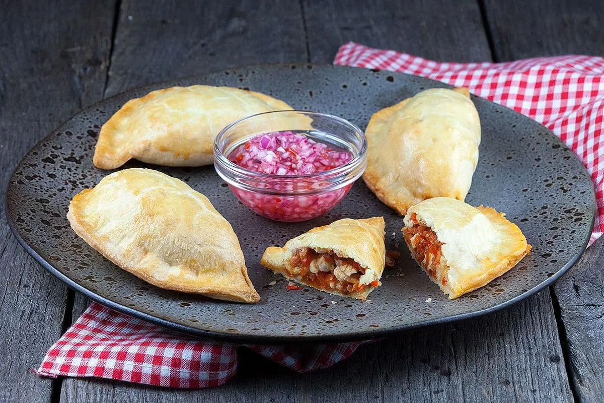 Empanadas met kip en chorizo - met een rode uien salsa