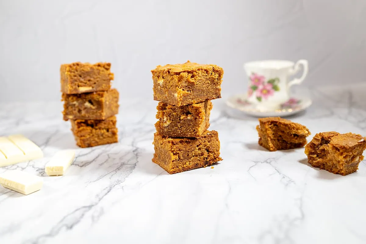 Blondies met amaretto en witte chocolade