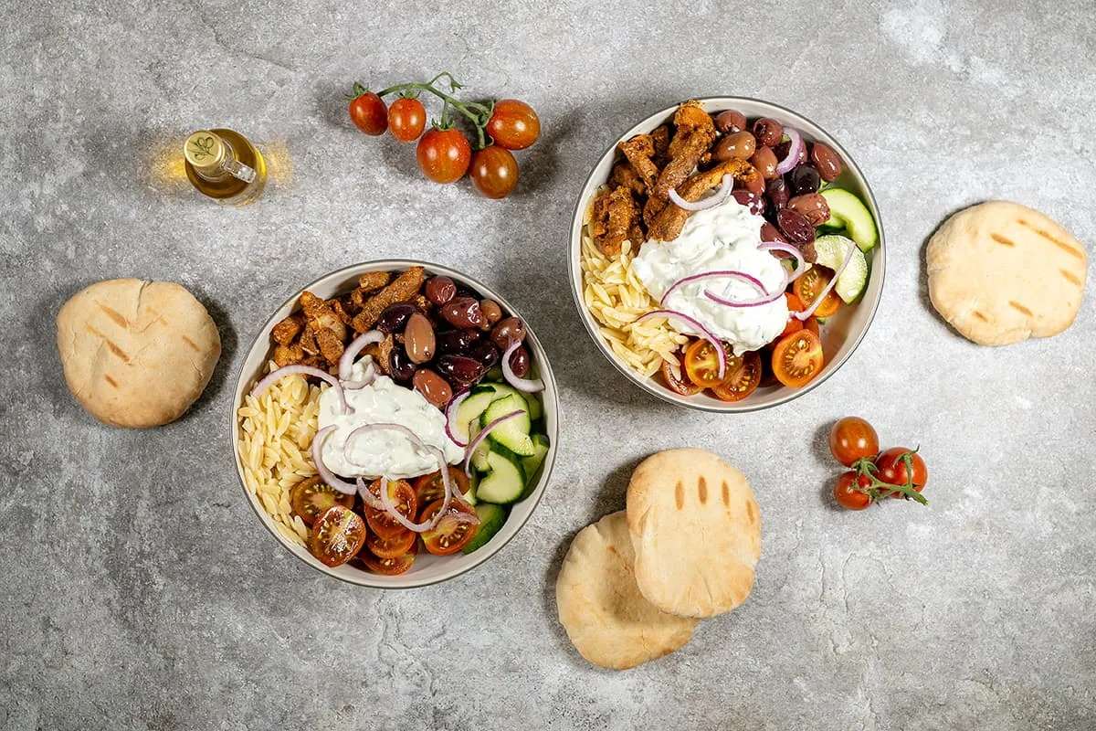 Griekse bowl met gyros en tzatziki