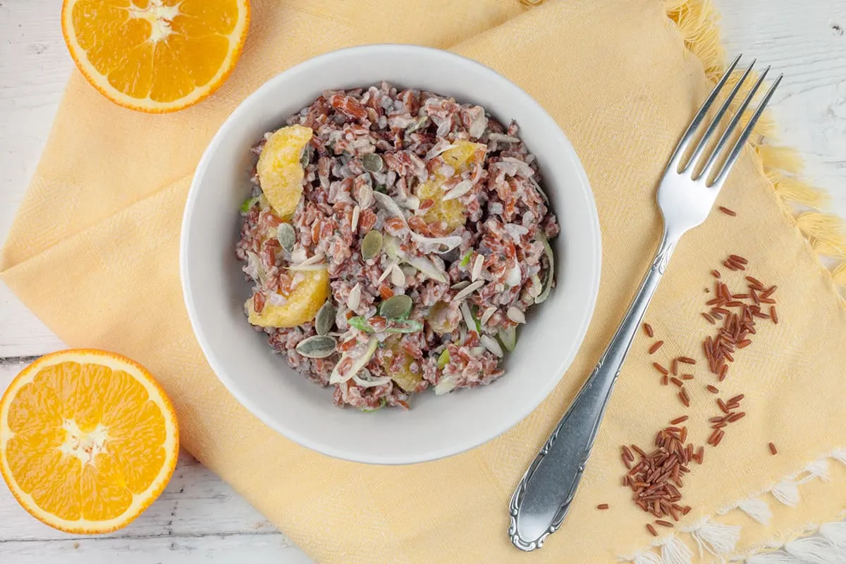 Rode rijstsalade met sinaasappel