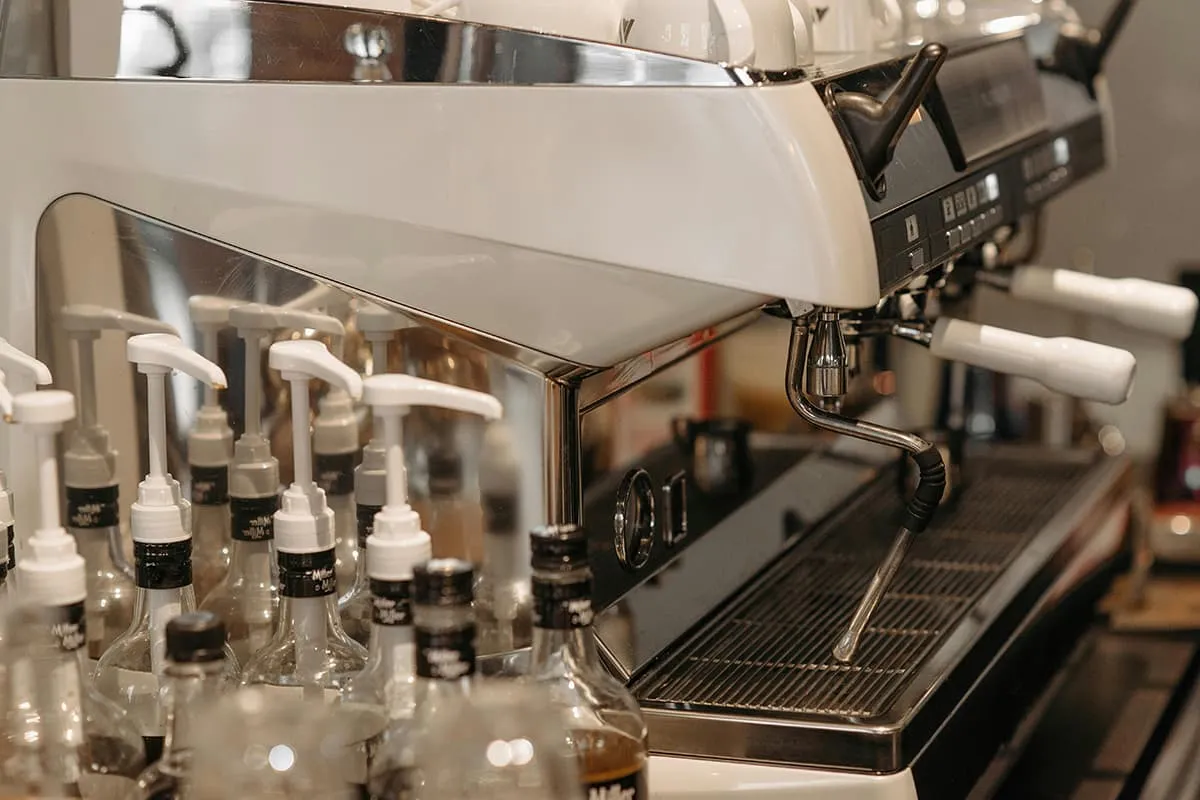 Waar let je op bij het kopen van een volautomatische koffiemachine? Maalwerk, melkfunctie en onderhoud uitgelegd