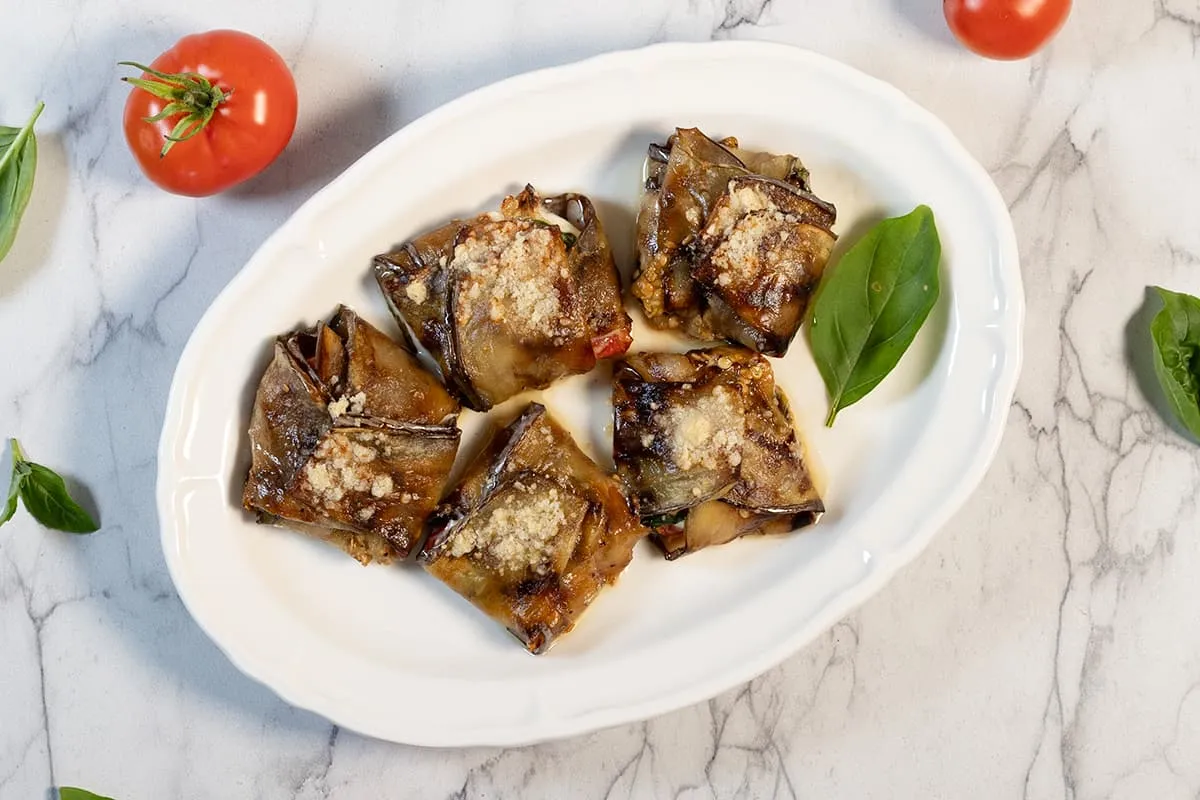 Aubergine hapjes met tomaat en mozzarella uit de oven