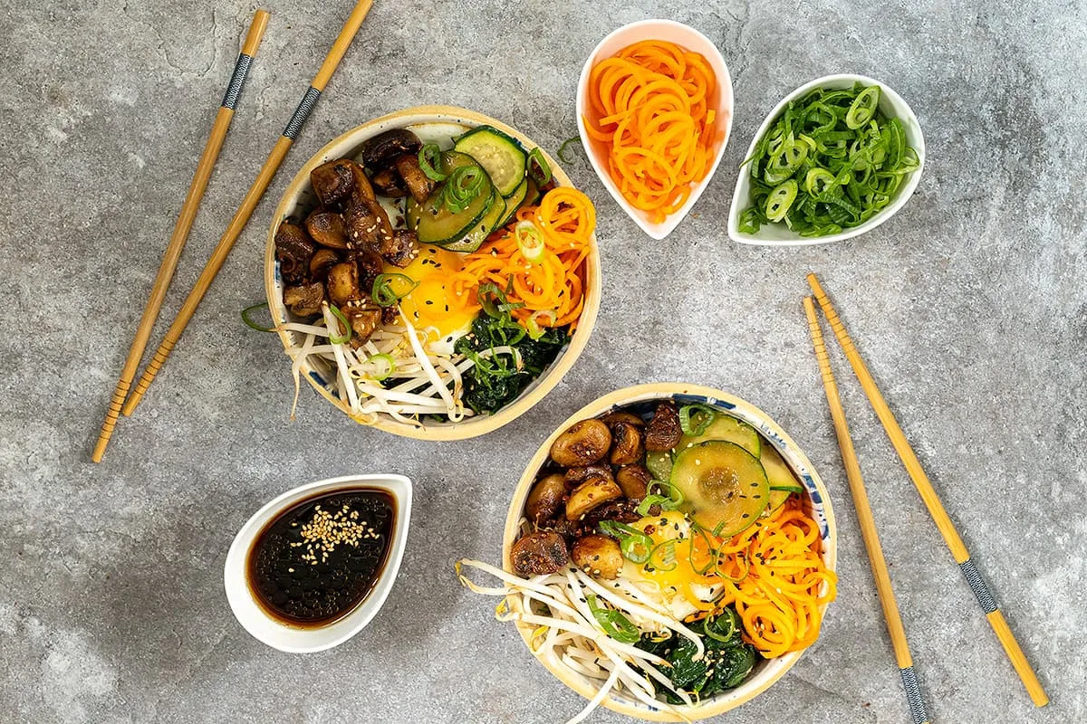 Vegetarische bibimbap met gebakken champignons