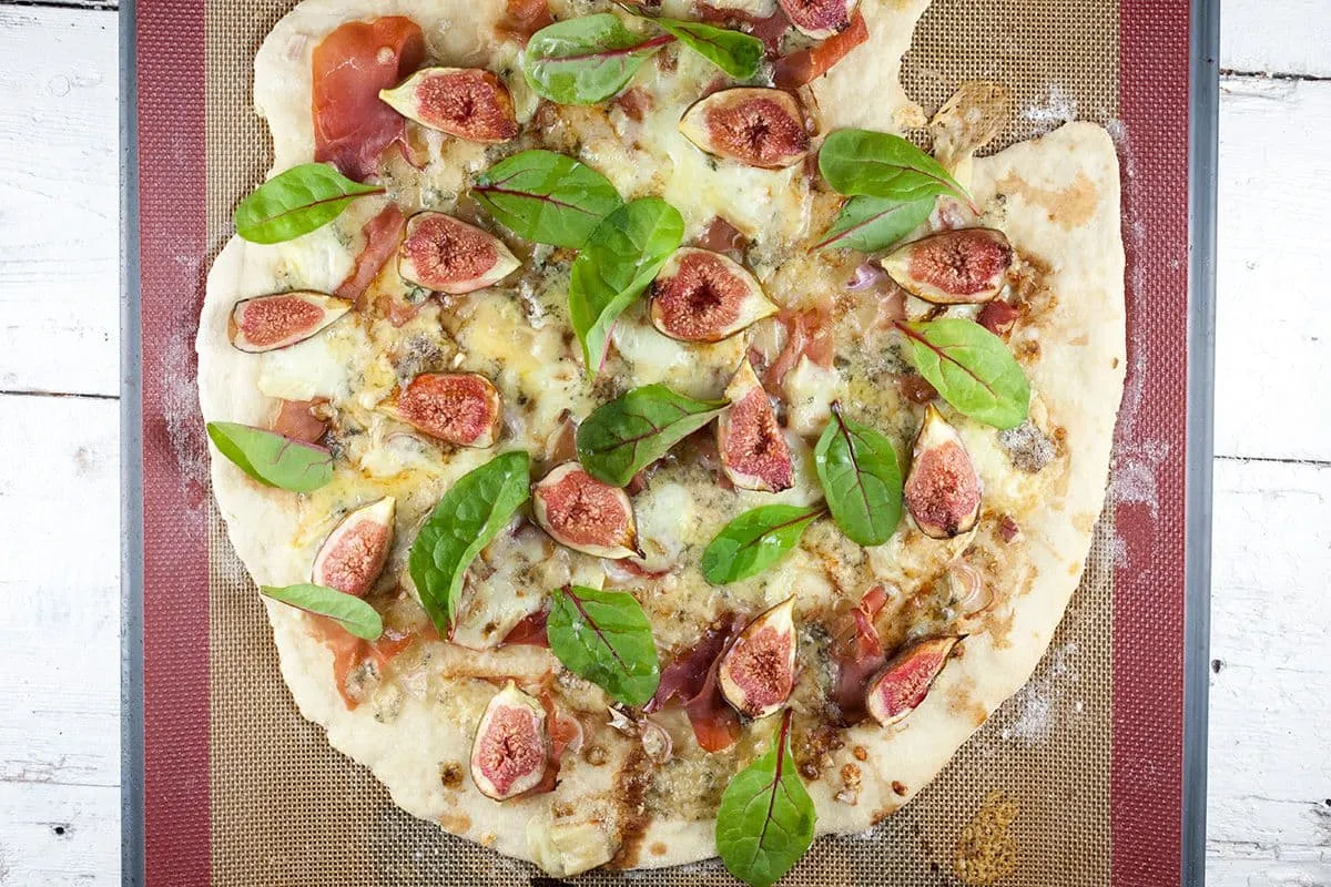 Pizza met verse vijgen en blauwe kaas - simpel recept