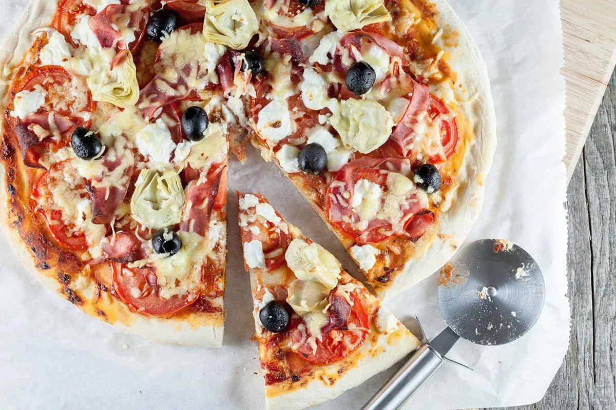 Pizza met tomaat en geitenkaas
