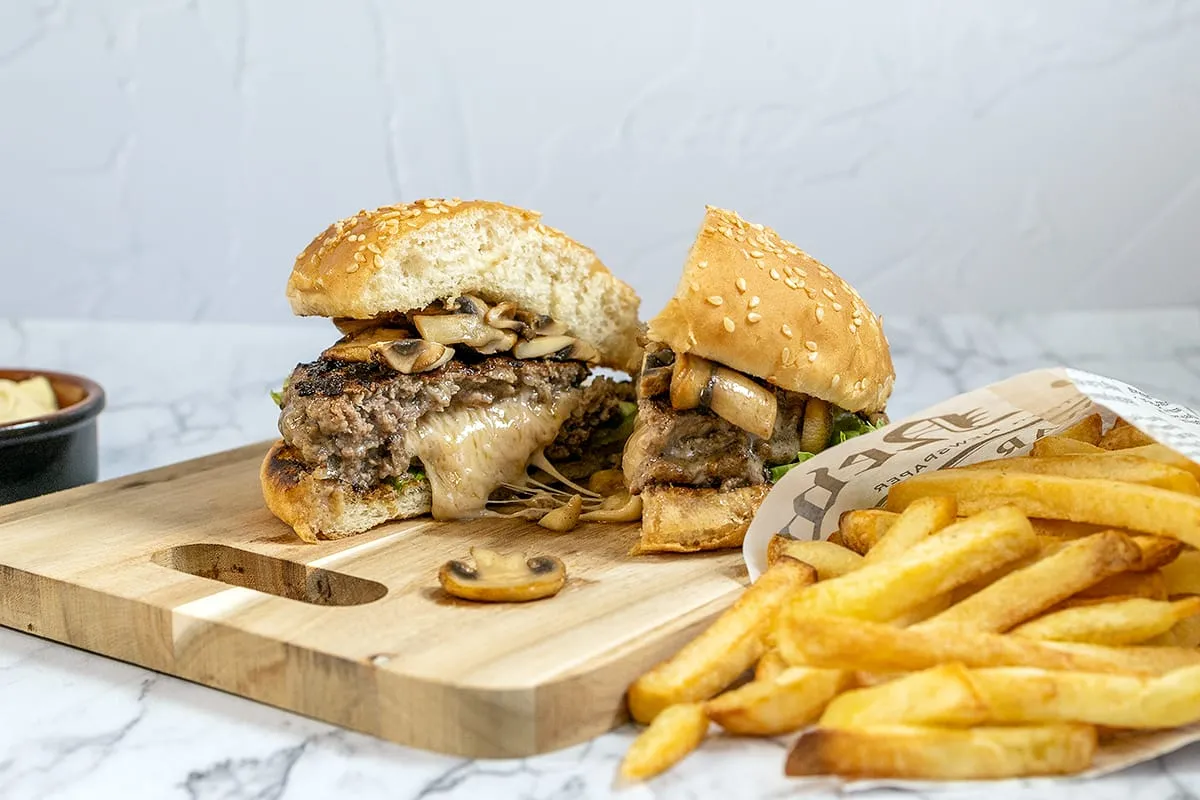 Zelf burgers gevuld met kaas maken