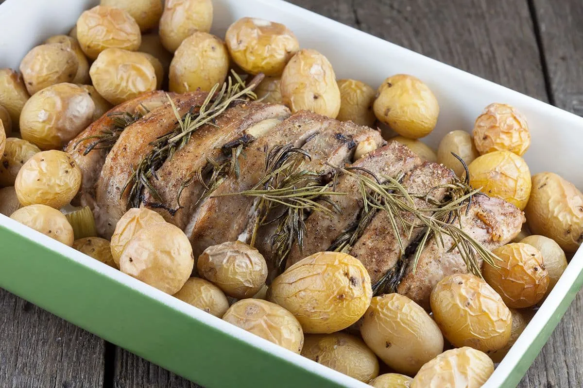Varkensrug met rozemarijn en krieltjes uit de oven