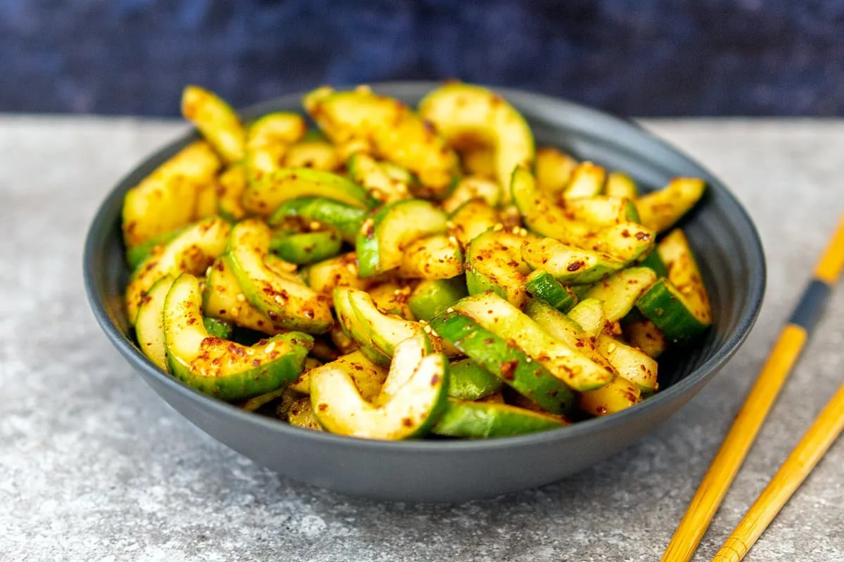 Pittige Koreaanse komkommersalade (Oi Muchim) is een knapperig bijgerecht