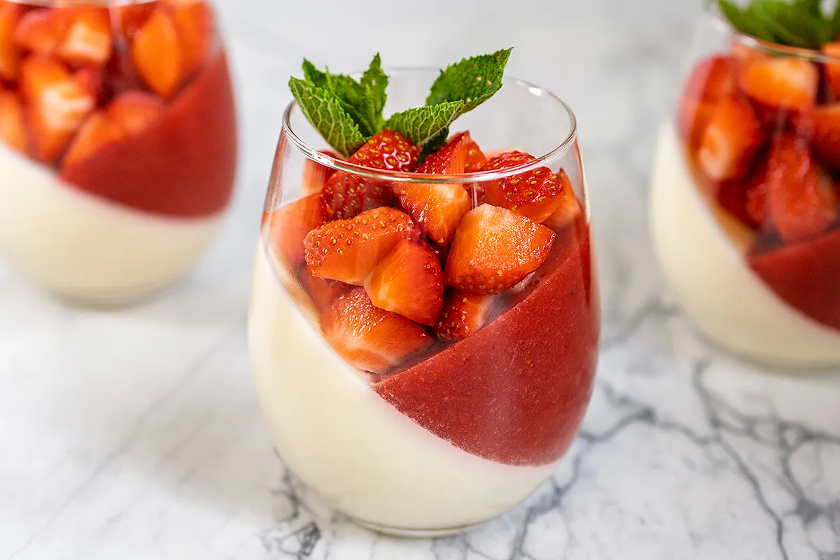 Panna cotta met aardbeien - een makkelijk en heerlijk romig toetje
