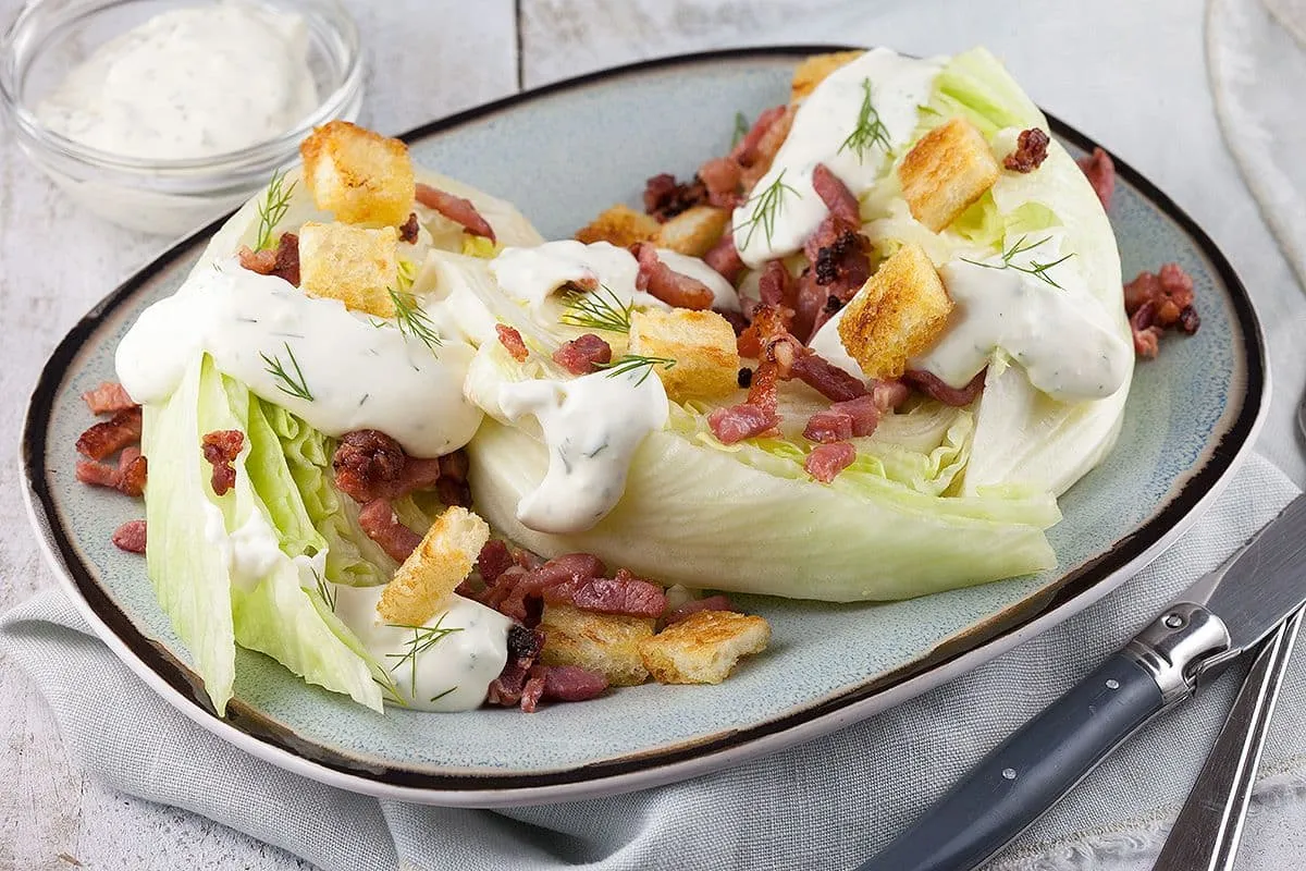 Wig salade van ijsbergsla met gebakken spek en croutons