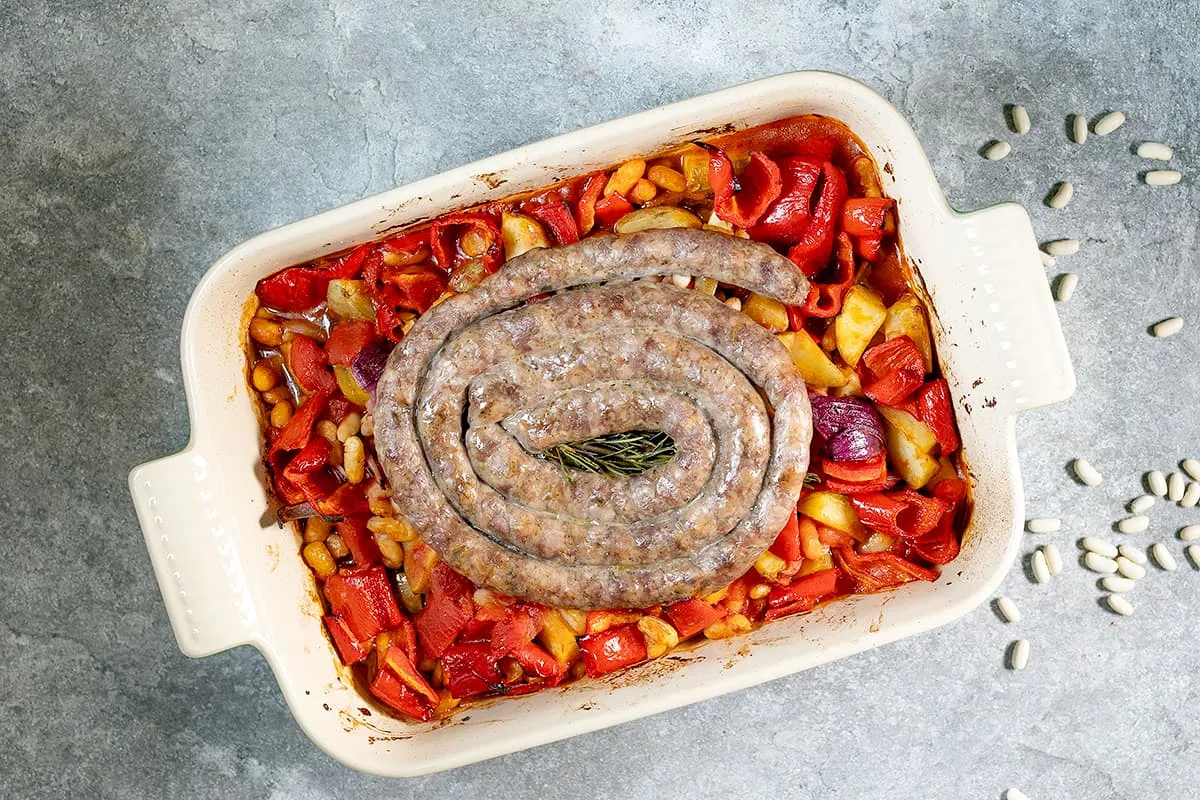 Ovenschotel met witte bonen en worst - in een heerlijke paprika-tomatensaus
