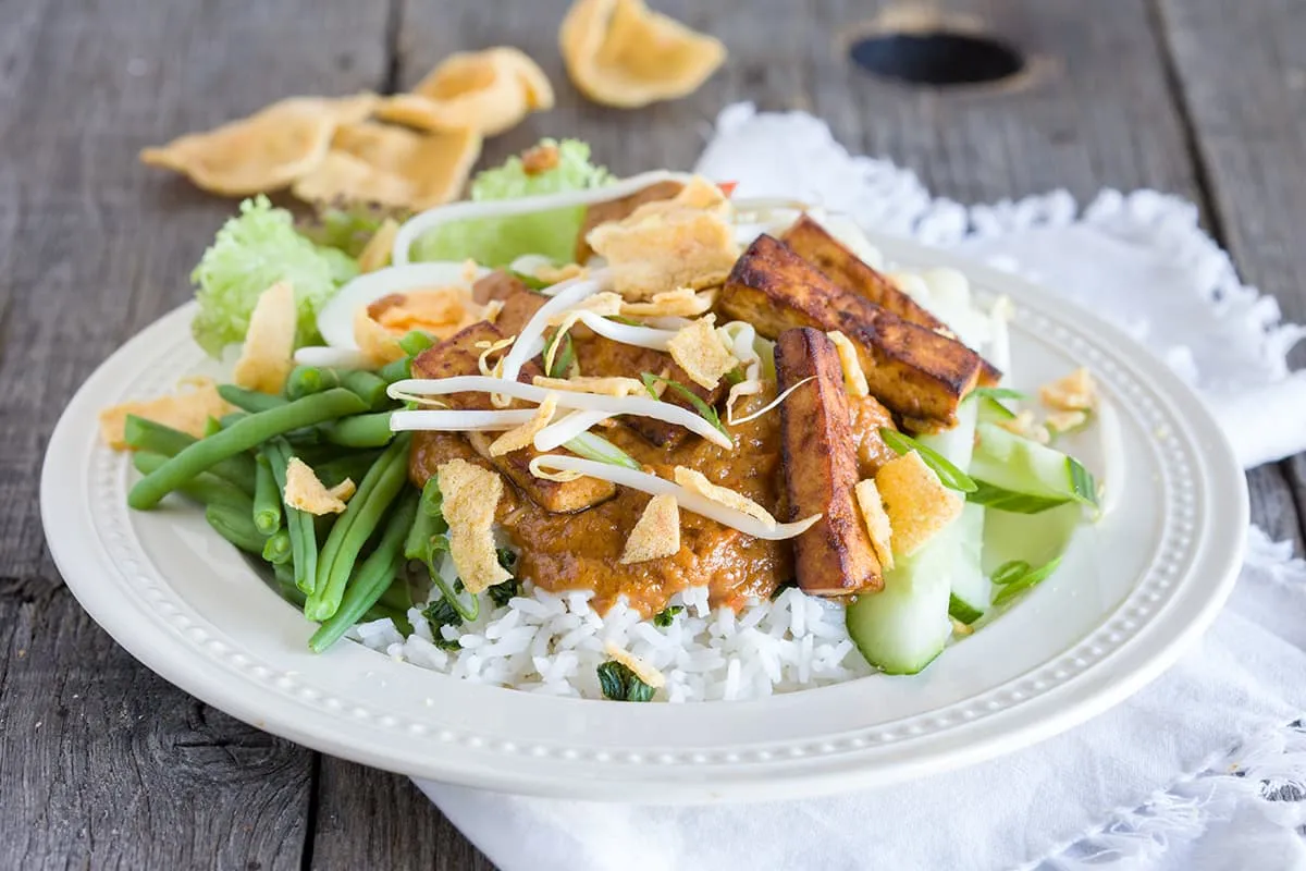Gado gado is een Indonesisch groentegerecht met saté en gebakken ei