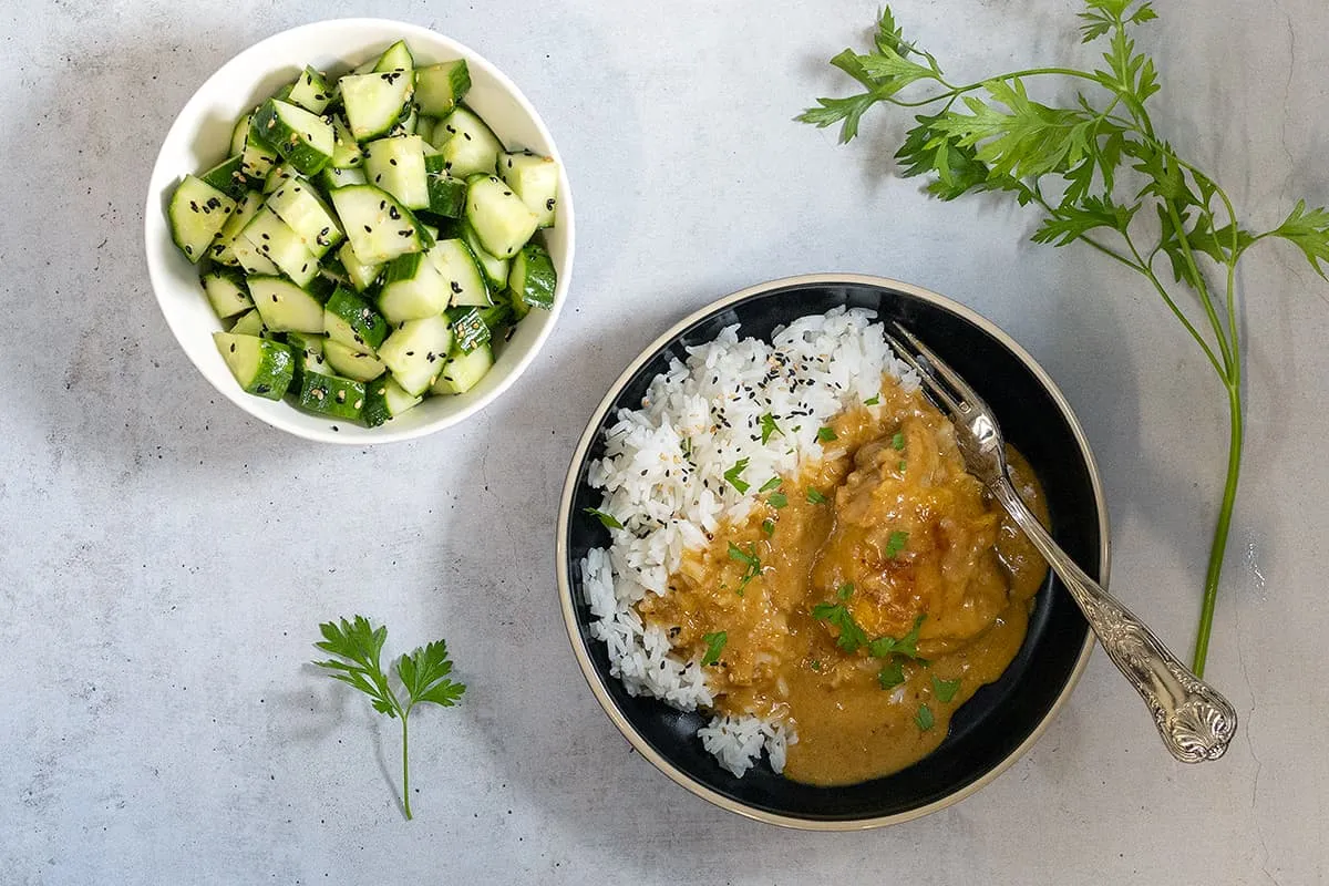 Mango chutney kip met rijst - kippendijen in een romige mangosaus