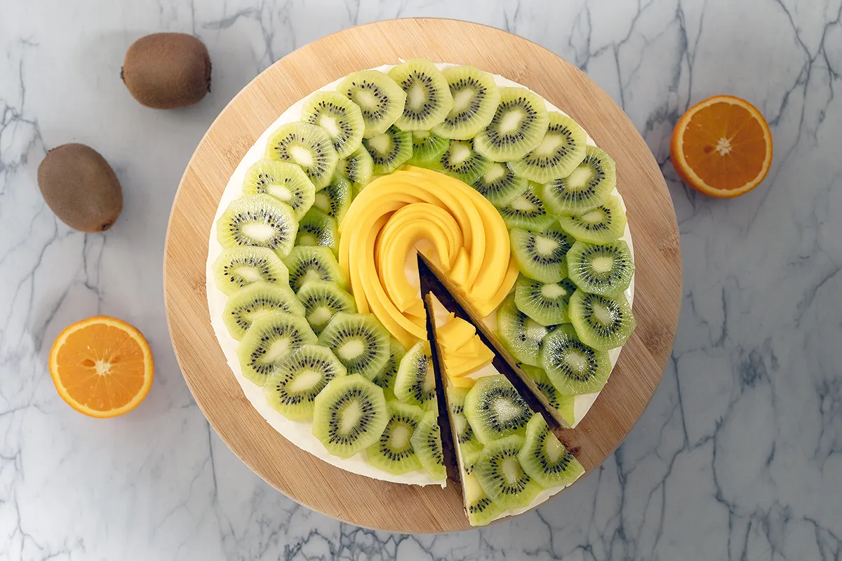Tropische cheesecake met mango en kiwi