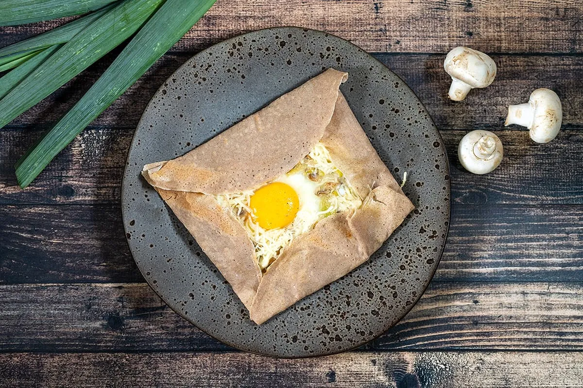 Franse galette Bretonne met champignons en prei - een heerlijke hartige crêpe