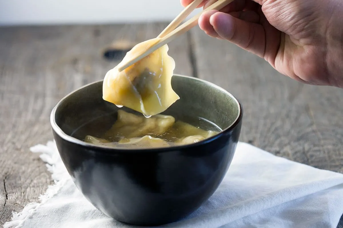 Wontons in kruidige kippenbouillon