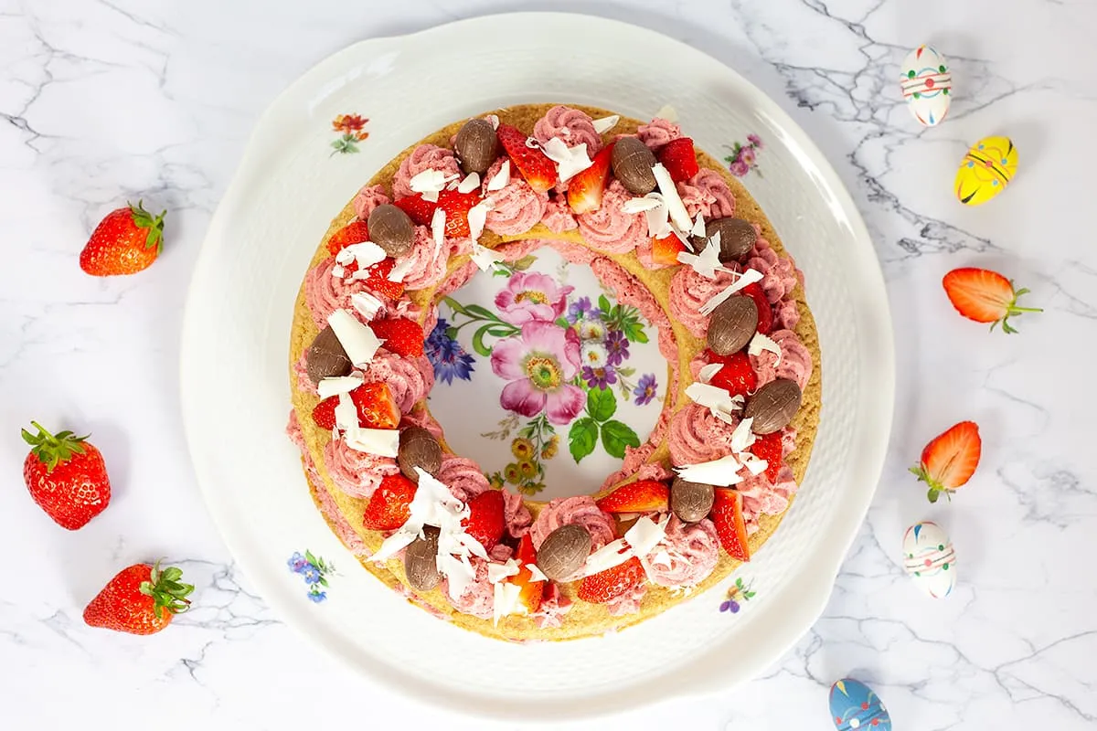 Paaskrans met aardbeienmousse