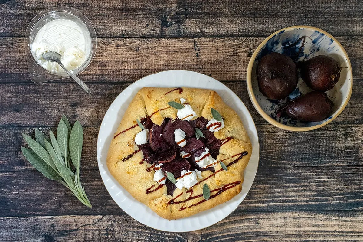 Hartige galette met rode biet