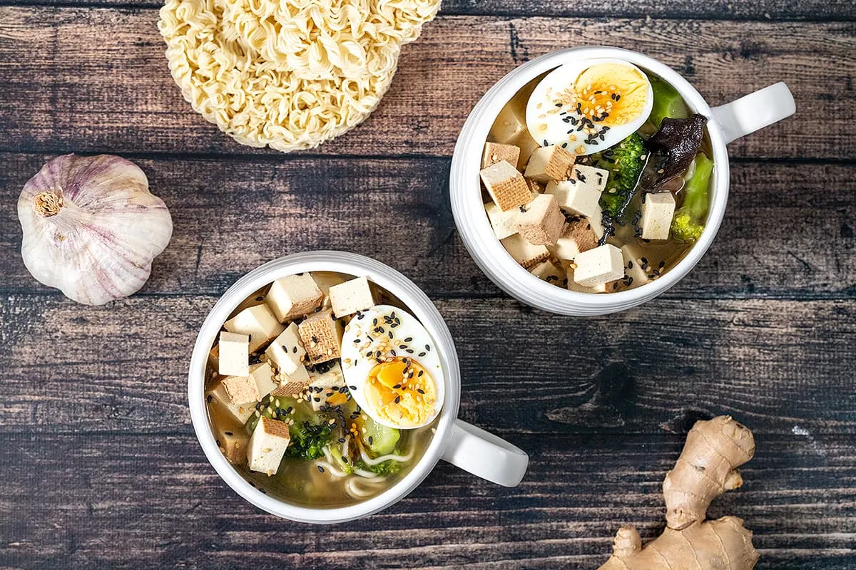 Noedelsoep met tofu, paddenstoelen en broccoli