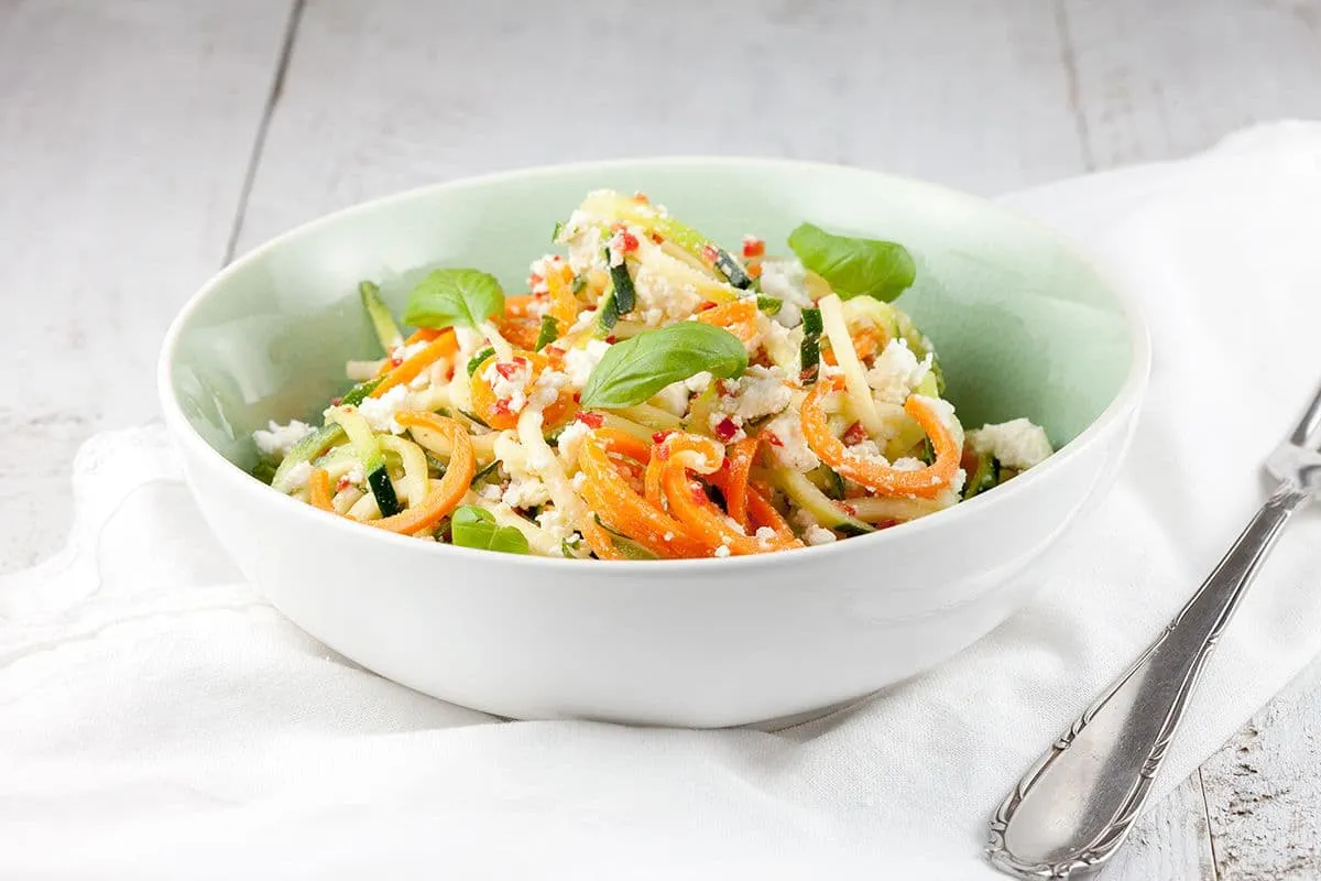 Courgette en wortel spaghetti salade
