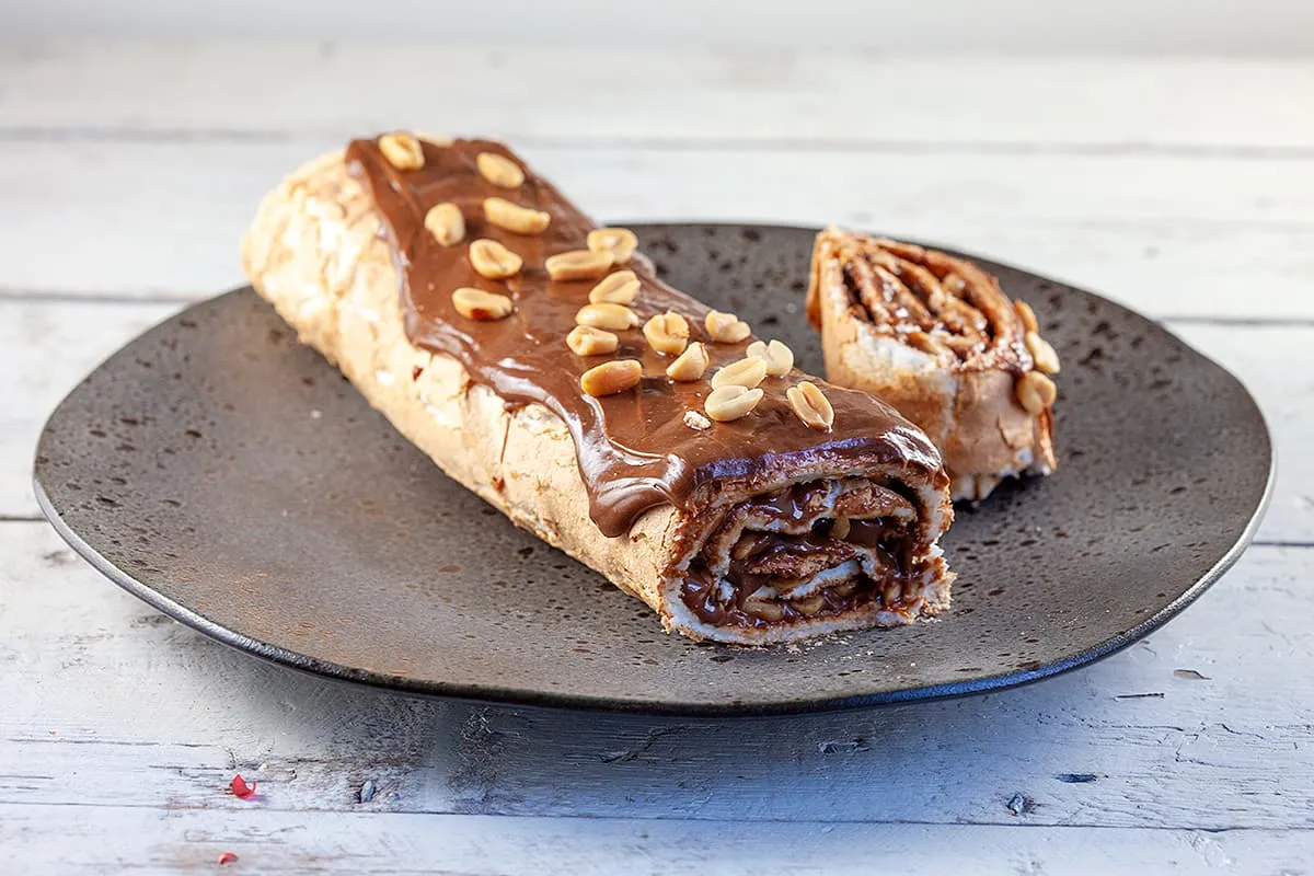 Meringuerol met pinda's en chocolade