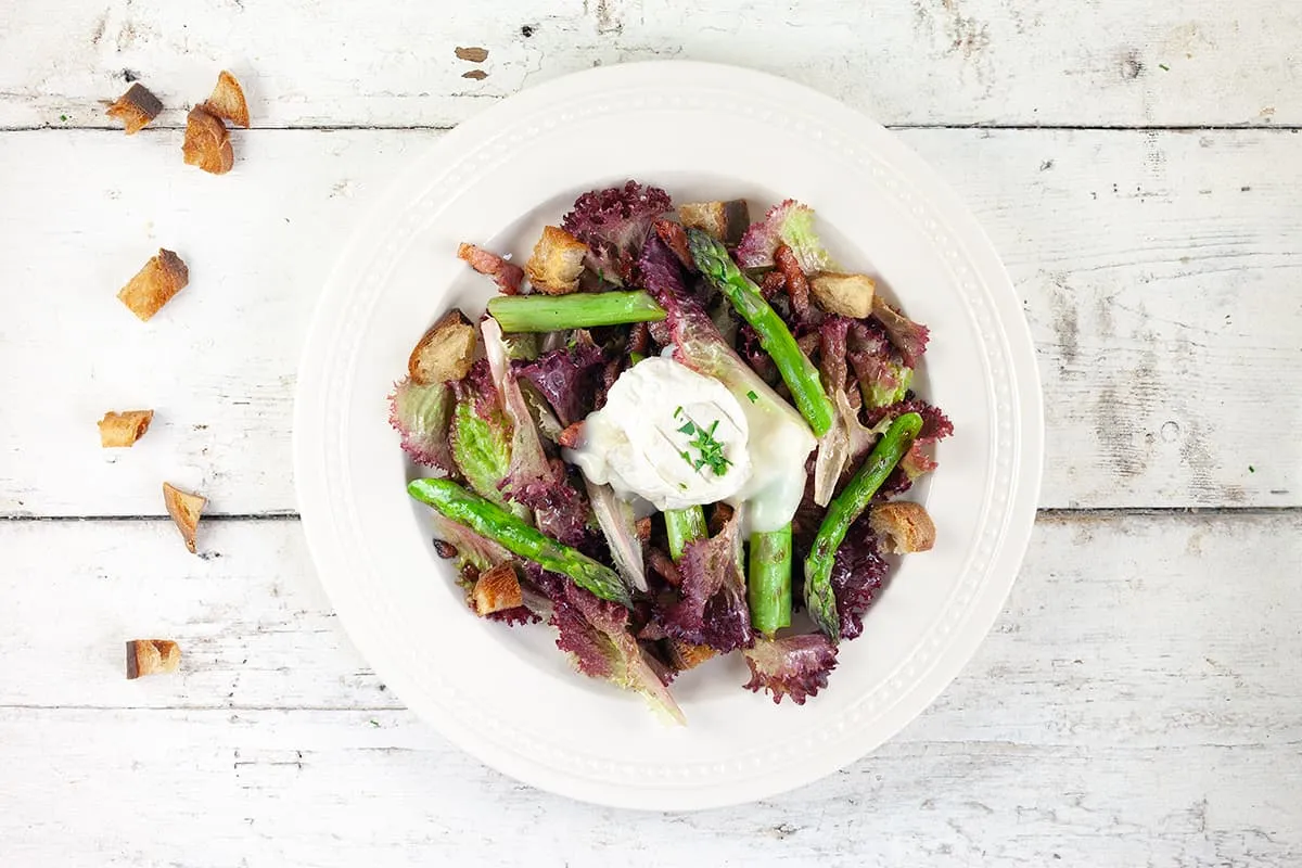 Groene aspergesalade met warme geitenkaas