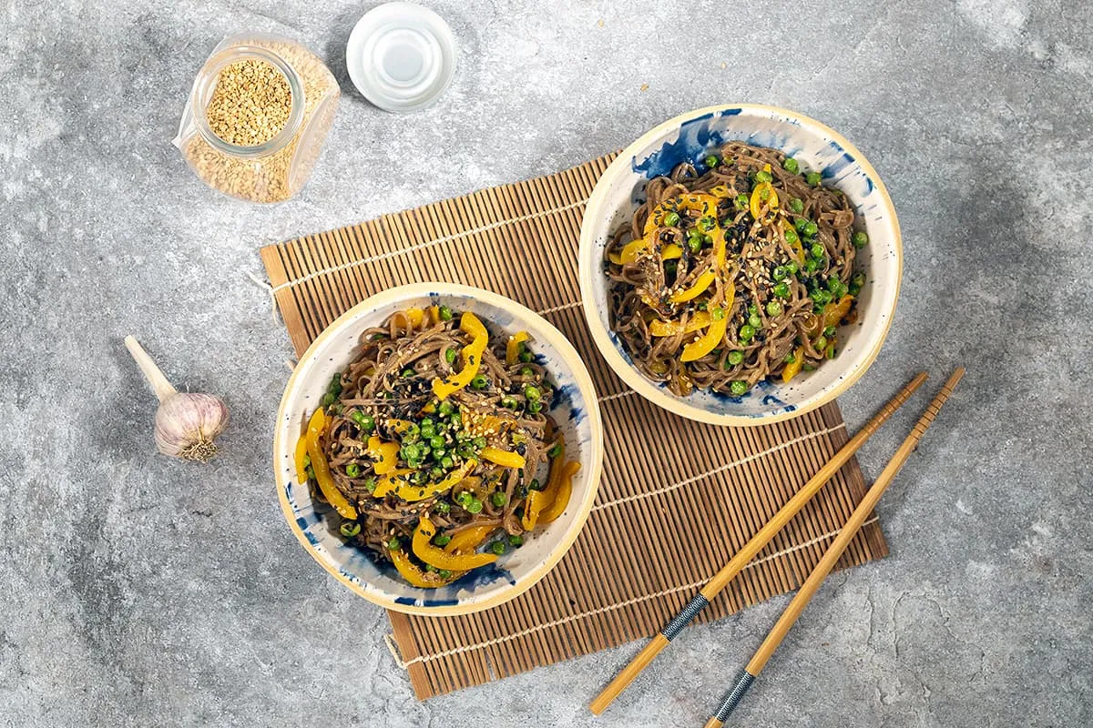 Snelle miso noedels met groenten - heerlijk met sesam