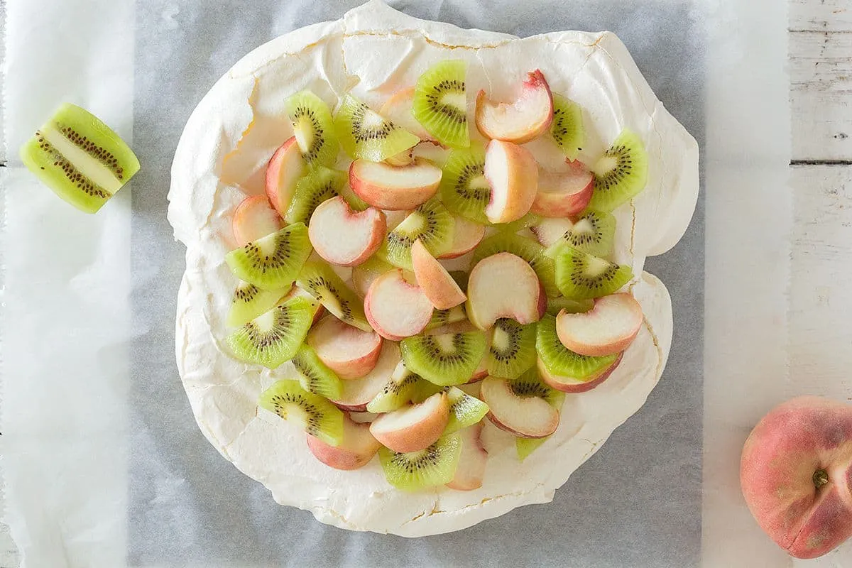 Pavlova met perzik en kiwi