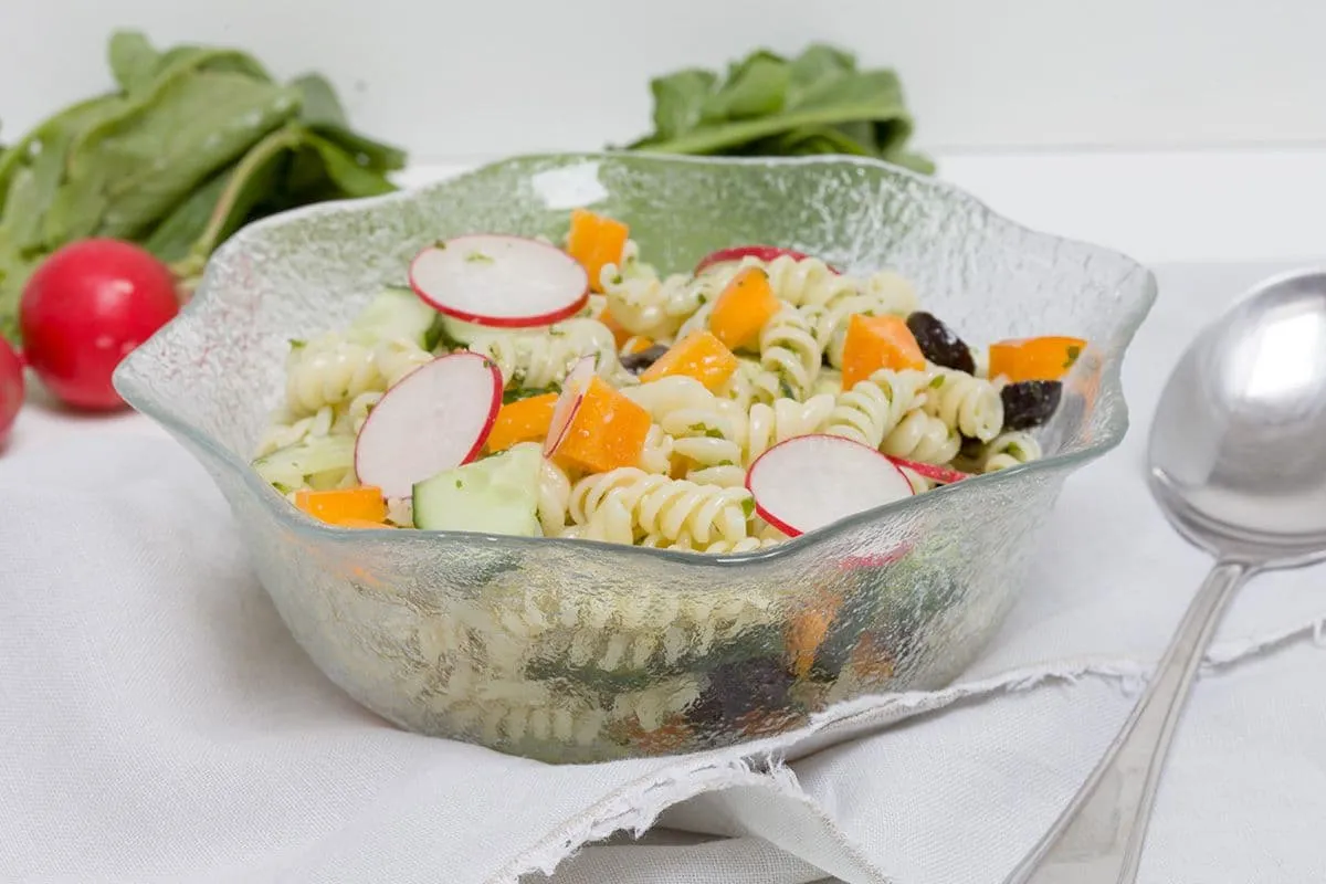 Pasta salade met komkommer en basilicum pesto
