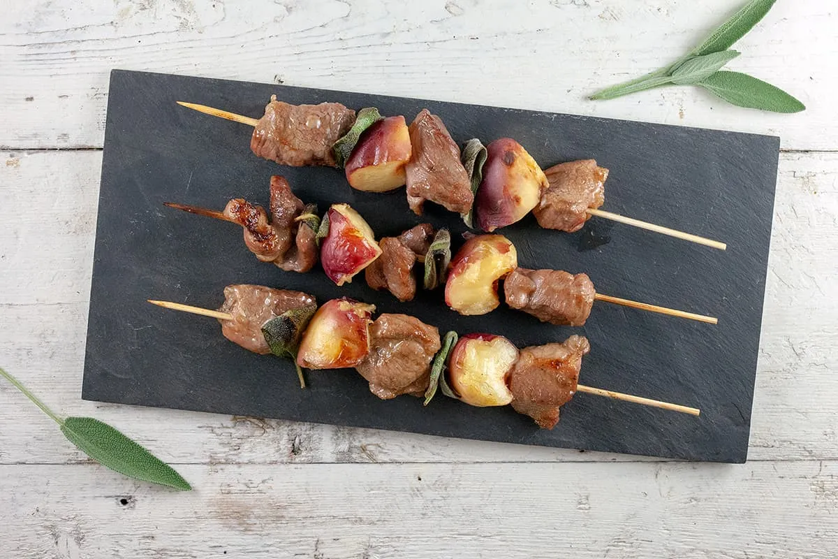 BBQ varkensvlees en perzik spiesen