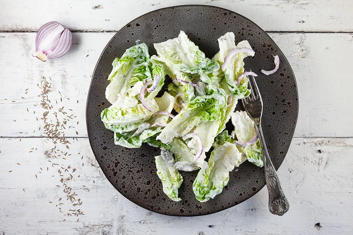 Salade met crème fraîche en komijn