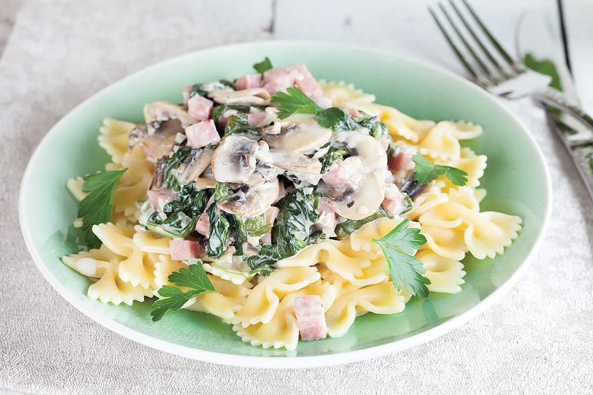 Farfalle met ham, champignons en spinazie