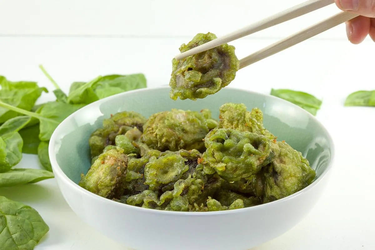 Tempura van champignons en spinazie