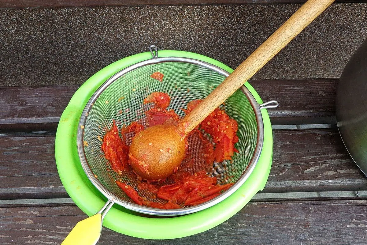 Hoe maak je tomatenpuree minder zuur?