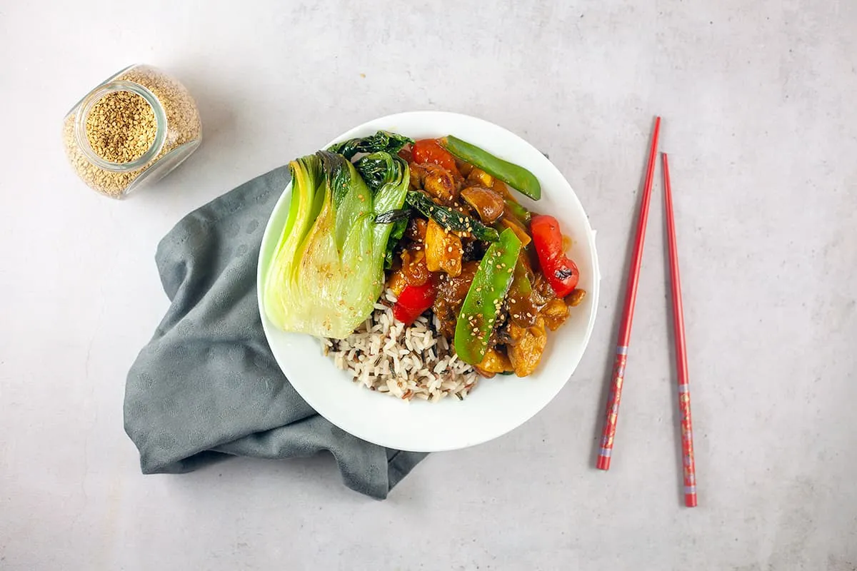 Zoetzure kip met paksoi en mango