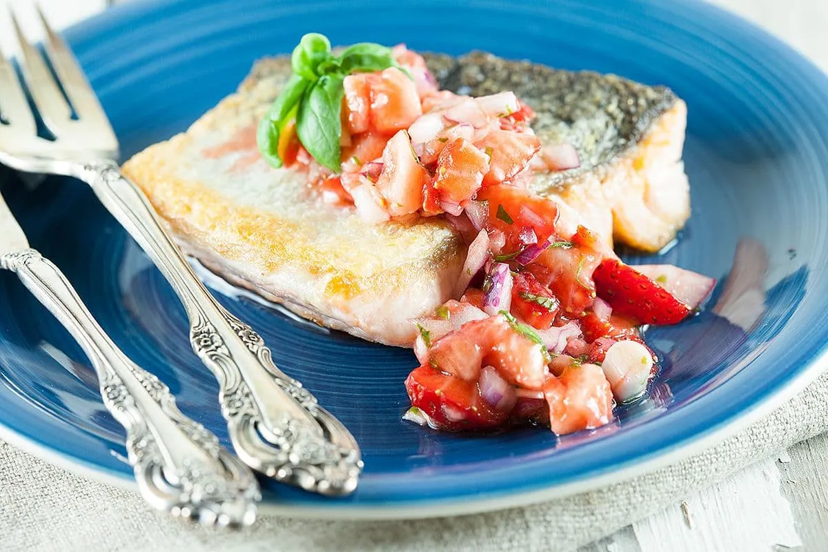 Gebakken zalm met aardbeiensalsa