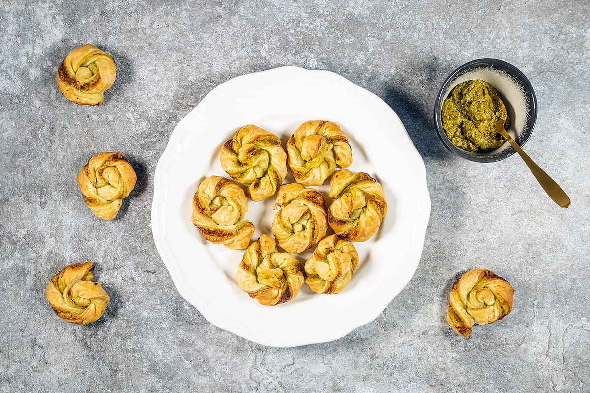 Bladerdeeg met pesto