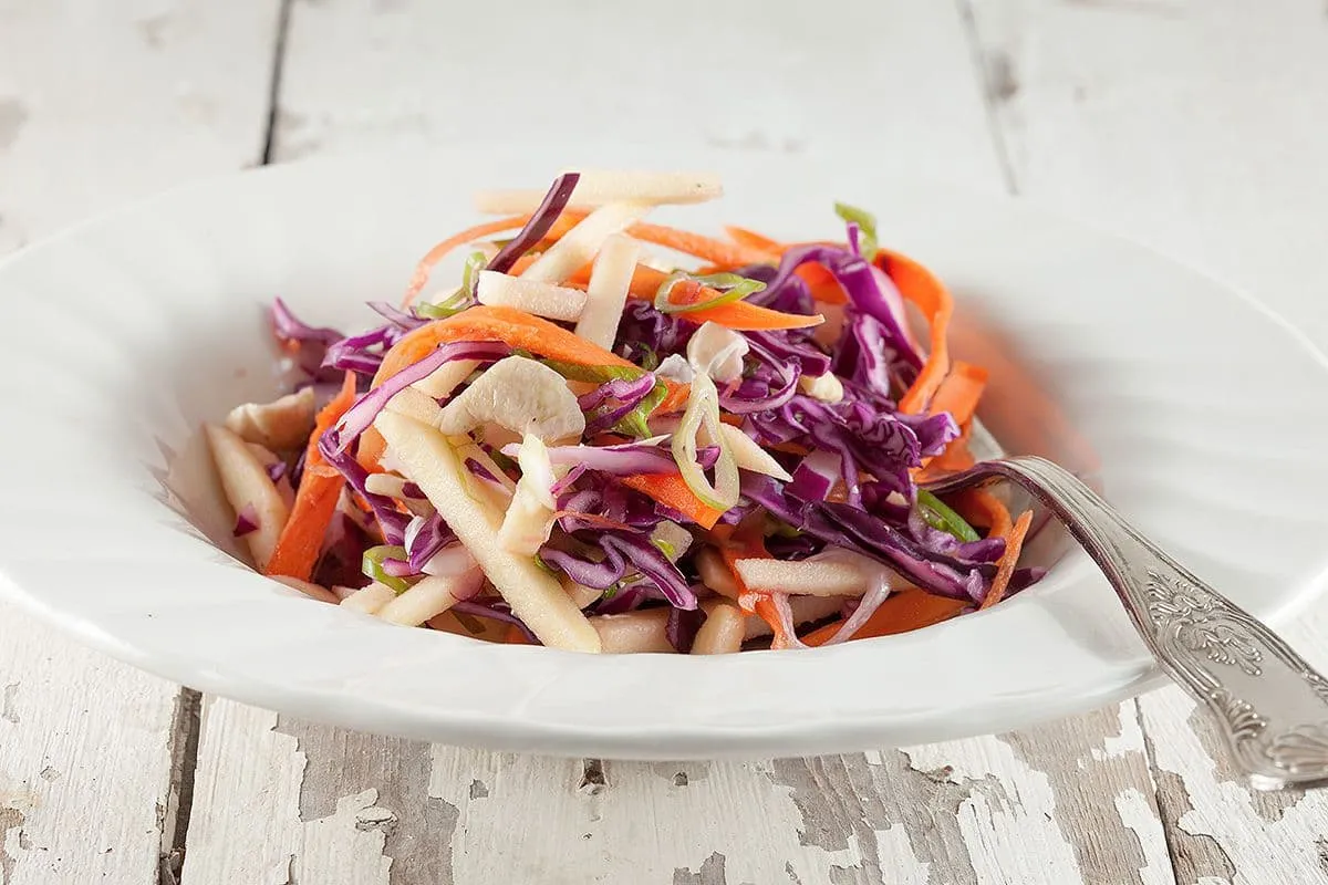 Salade met rode kool en wortel