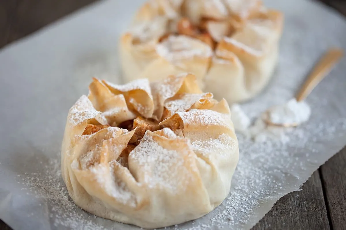 Mini appeltaartjes in filodeeg