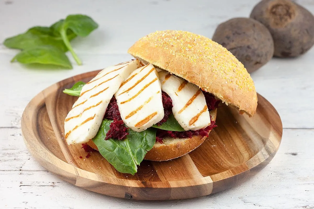 Sandwich met gegrilde halloumi kaas en rode bieten