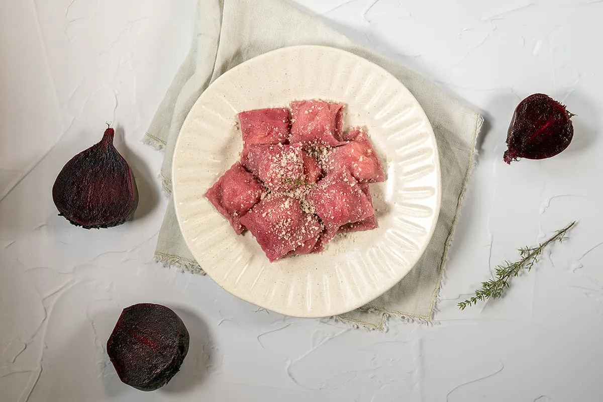 Rode bieten ravioli met ricotta vulling