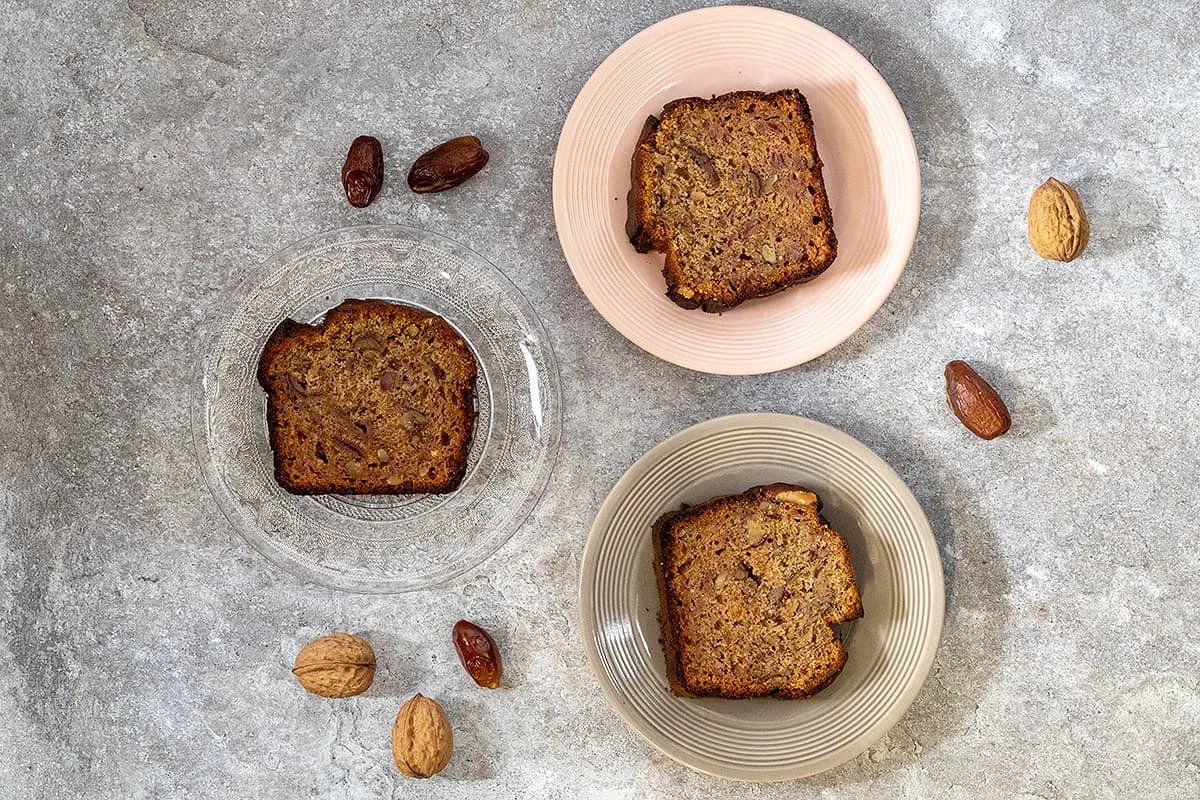 Dadelcake met walnoten - zuivelvrij en natuurlijk gezoet
