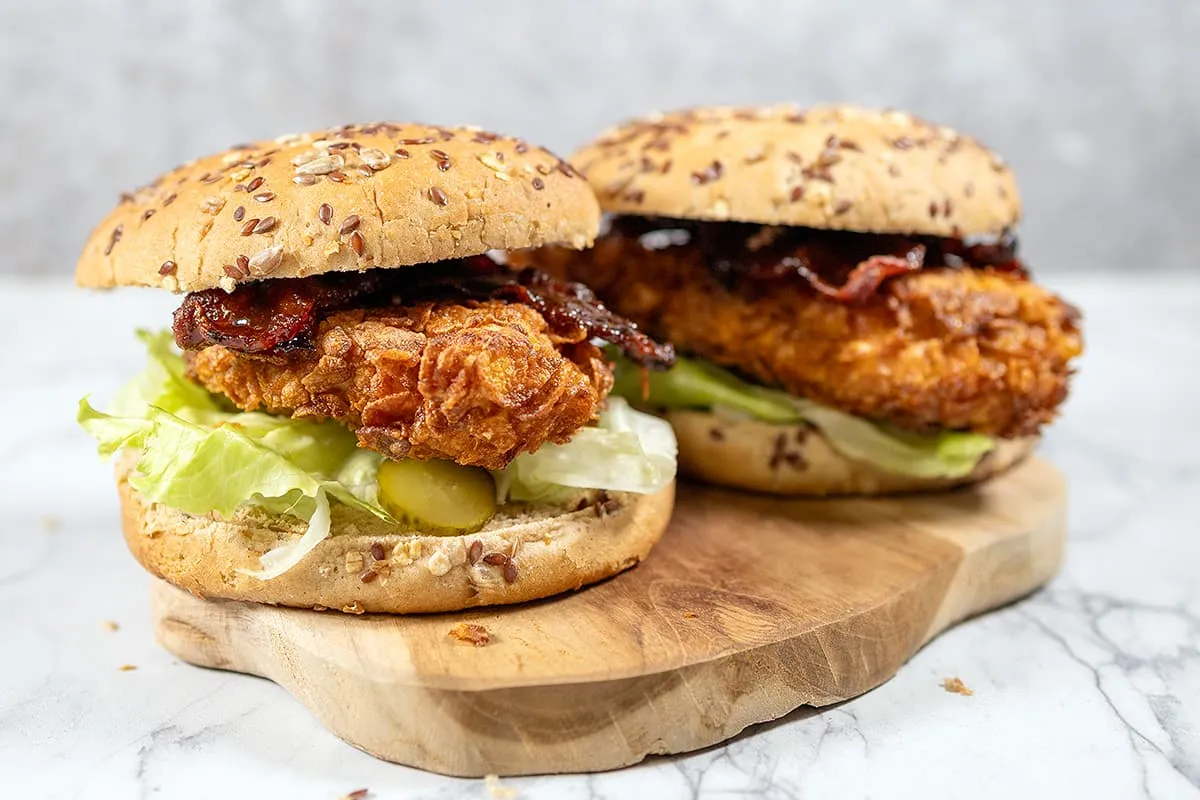 Krokante kipburgers met cornflakes en spek