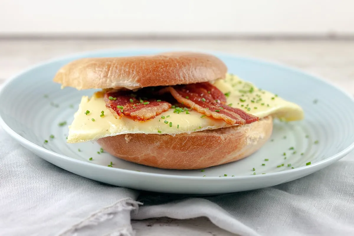 Bagel met spek en ei