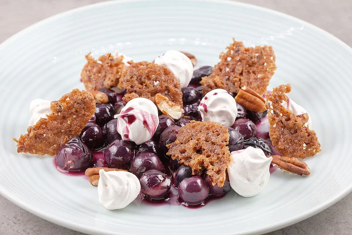 Zoetzure warme druiven met mini meringues