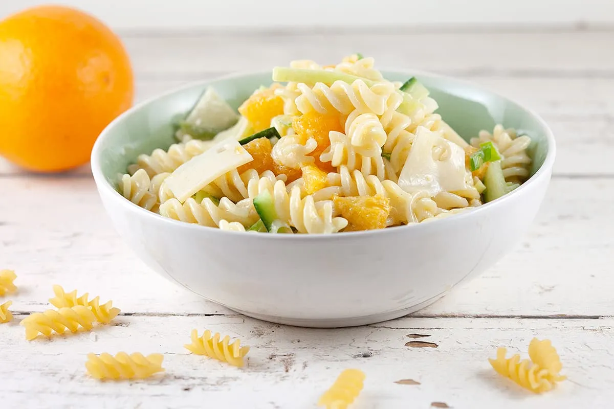 Pastasalade met sinaasappel en kaas